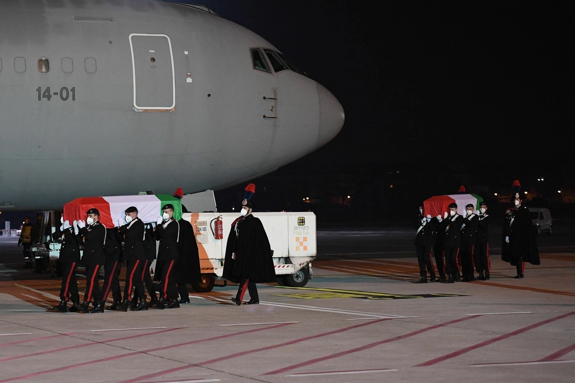 Los cuerpos del embajador italiano en RDC, Luca Attanasio y del carabinero Vittorio Iacovacci son recibidos en el aeropuerto Ciampino de Roma, la noche del 23 de febrero de 2021. Foto Ministerio de Asuntos Exteriores de Italia vía Afp