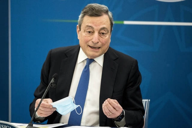 Mario Draghi, primer ministro de Italia informó que las escuelas y restaurantes ubicados en regiones de bajo riesgo reabrirán pronto. Foto Ap