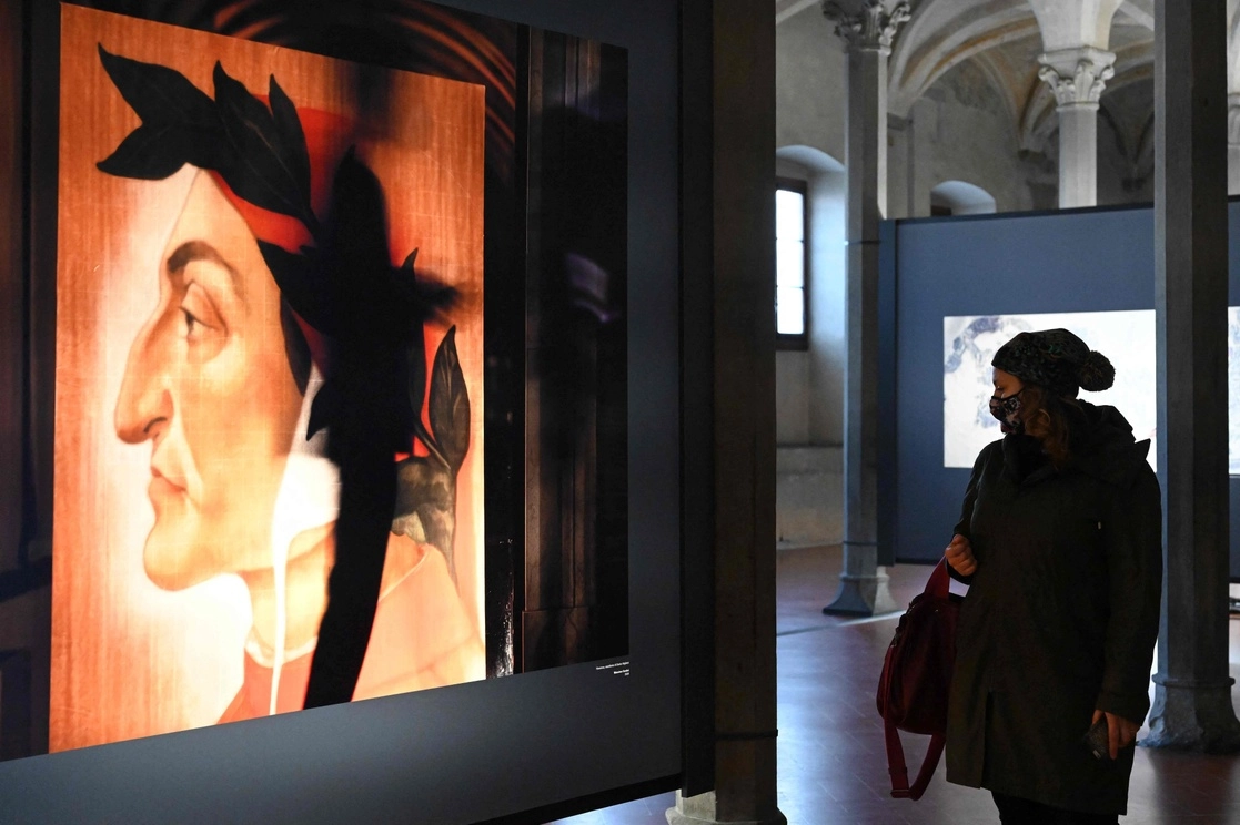 Una visitante contempla un retrato de Alighieri, en la exposición Dante 700, que se aloja en la iglesia de Santa María Novella, en Florencia, ciudad natal del poeta y filósofo. Foto Afp / Archivo