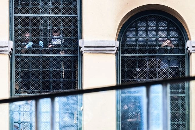 Reos de la prisión San Vittore, de Milán, protestaron en las ventanas contra la hacinamiento en tiempos del coronavirus. Foto Afp 
