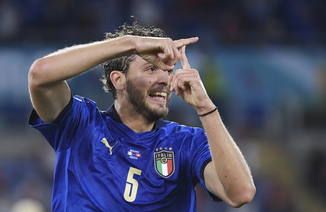 El volante Manuel Locatelli, quién sustituyó al lesionado Marco Verratti, contribuyó ayer con dos goles en la victoria 3-0 de la 'Azurra' ante los helvéticos. El tercer tanto fue obra del delantero Ciro Immobile. Foto Ap