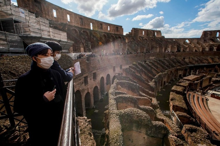 Italia registró otras 36 muertes a causa del coronavirus en las últimas 24 horas, lo que eleva el número de decesos a 233. En la imagen, turistas en el Coliseo Romano. Foto Ap