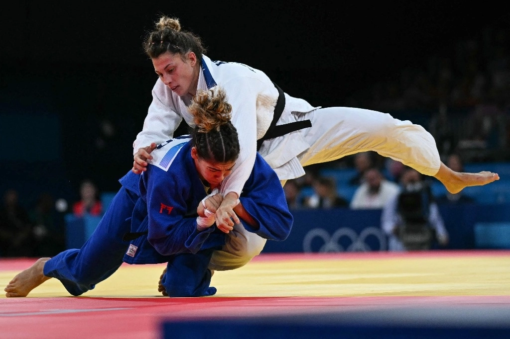 Allice Bellandi de Italia (blanco) se colgó la medalla de oro en la división -78 kilogramos de judo femenino. Foto Afp
