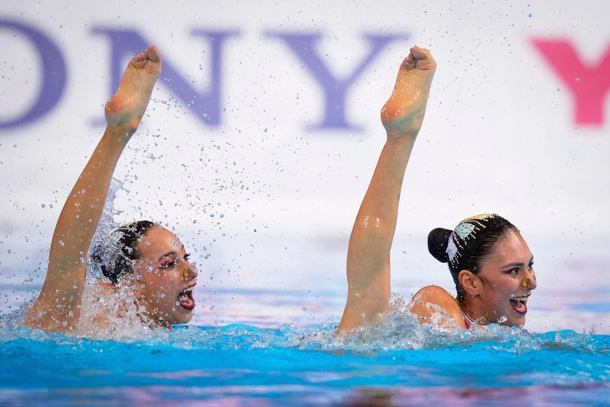Marla Fernanda Arellano Germes e Itzamary González Cuellar compiten en la preliminar técnica de dúo femenino de natación artística en el Campeonato Mundial de Natación en Singapur, el viernes 18 de julio de 2025.