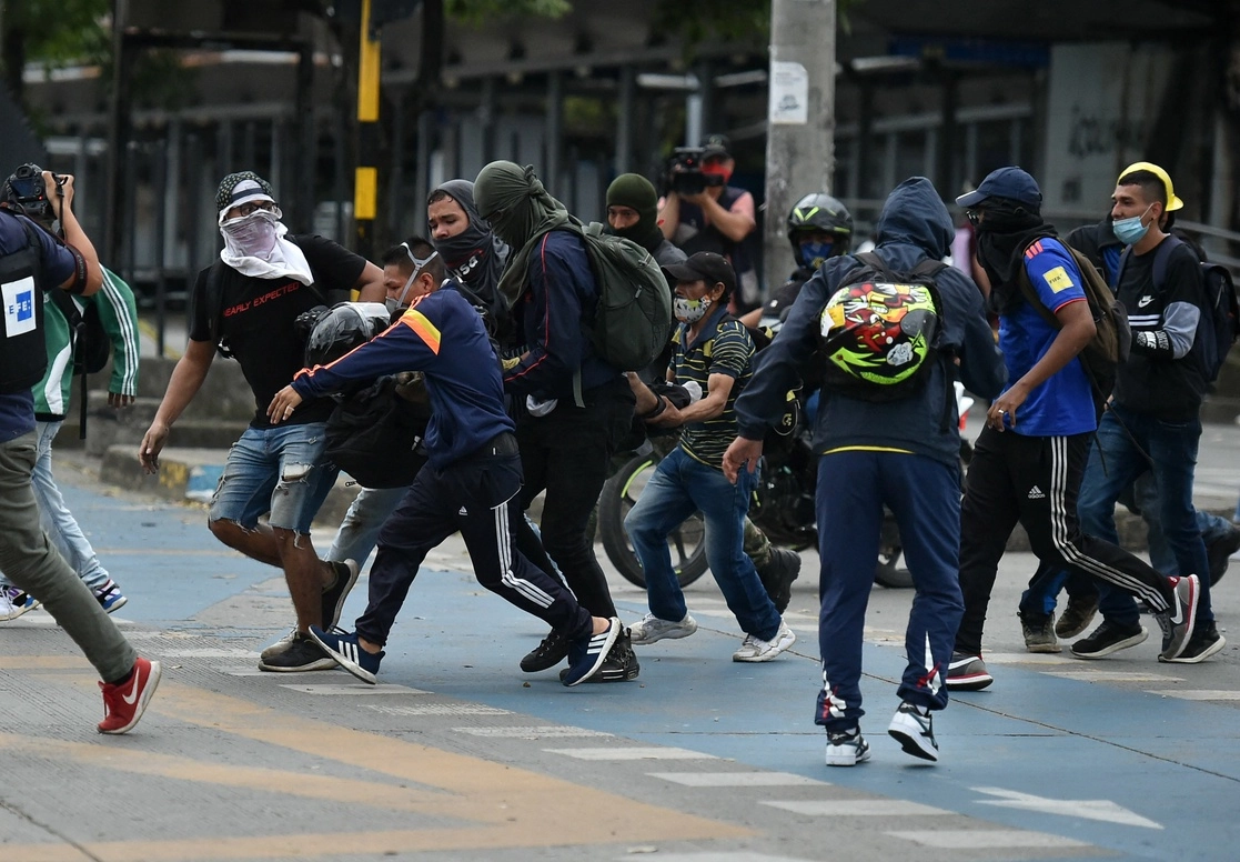 Manifestantes auxilian a hombre herido de bala durante las manifestaciones antigubernamentales en Cali, Colombia. Foto Afp