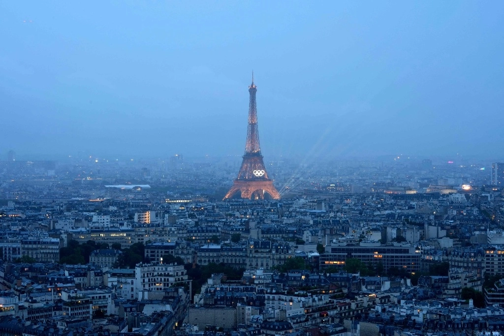 La bandera olímpica fue izada frente a la Torre Eiffel en París, al término del desfile de las delegaciones a lo largo de 6 kilómetros por el río Sena, en la inauguración de los Juegos, el 26 de julio de 2024. Foto Brian Inganga / Pool / Afp