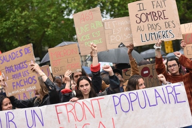 Cientos de franceses se manifestaron contra partidos de la extrema derecha que resultaron vencedores en las pasadas elecciones. Foto Afp