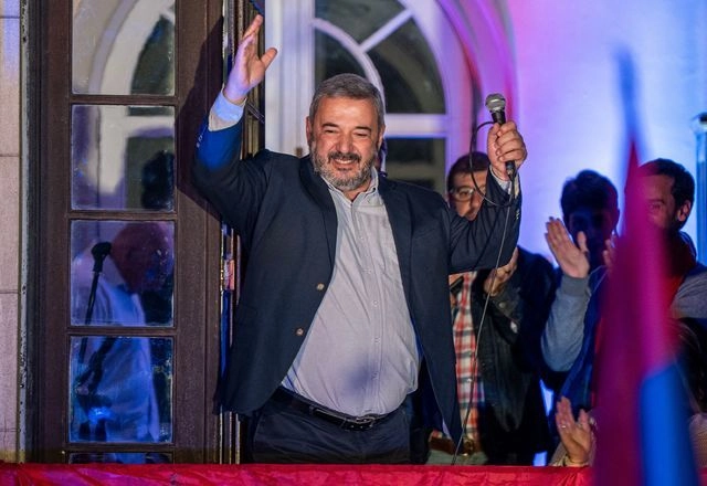 Mario Bergara, candidato a la alcaldía de Montevideo por la coalición gobernante de izquierda Frente Amplio celebrando tras el anuncio de los primeros resultados de las encuestas. Foto