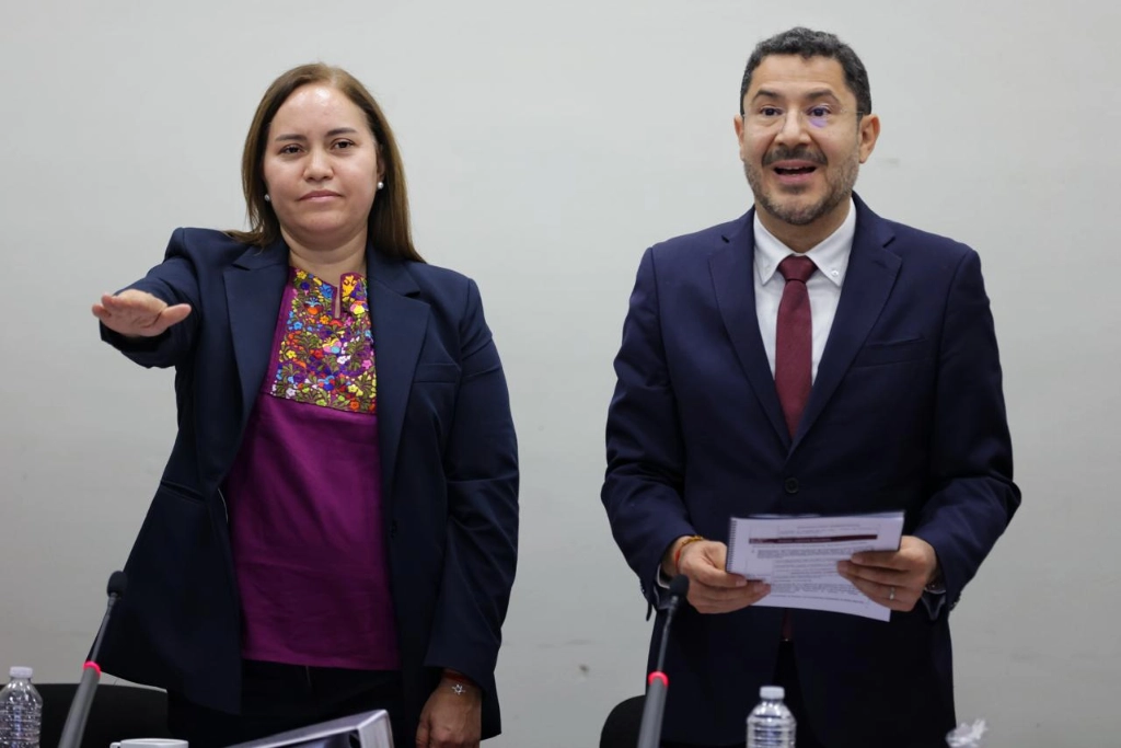 El director general del Issste, Martí Batres junto con la nueva vocal ejecutiva del Fovissste, Jabnely Maldonado Meza. Foto Fovissste 