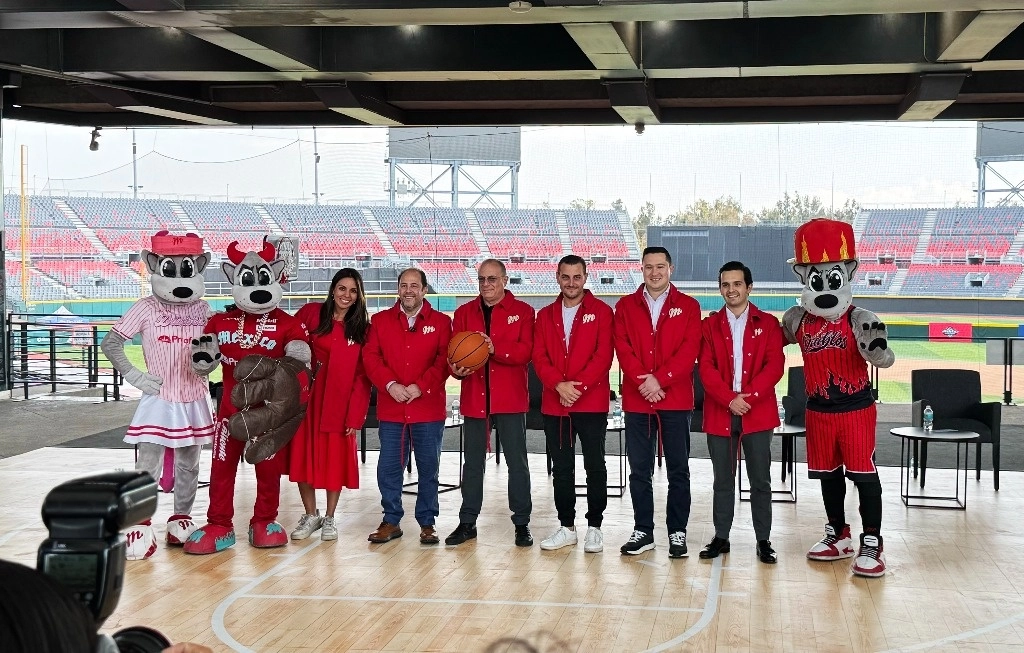 Directivos de izquierda a derecha: Sara Silva, directora de Comunicación y Marketing de JAC México; Othón Díaz Valenzuela, presidente Ejecutivo de Diablos Rojos del México; Elías Massri, CEO y presidente de Giant Motors Latinoamérica; IsidoroMassri, director de JAC México; Jorge del Valle, presidente Adjunto de Diablos Rojos del México; y Álvaro Martínez del Campo, director de Administración y Finanzas de Diablos Rojos del México. Foto Paco Del Toro
