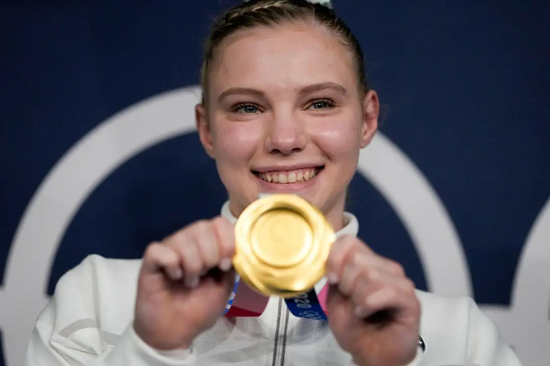 Jade Carey, de Estados Unidos, celebra su triunfo por el ejercicio de piso durante la final de gimnasia artística en los Juegos Olímpicos de Tokio 2020, el 2 de agosto de 2021. Foto Ap