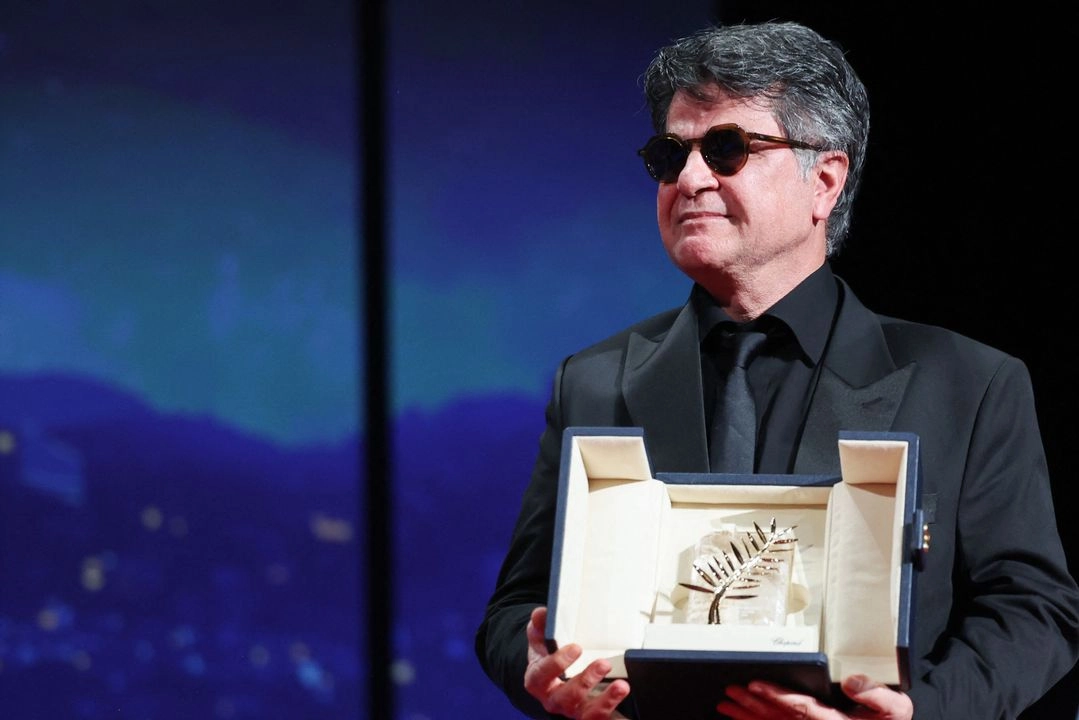 El cineasta iraní, Jafar Panahi, recibió el premio de manos de la actriz Cate Blanchett. "Lo más importante es la libertad de nuestro país", dijo el director. Foto 
