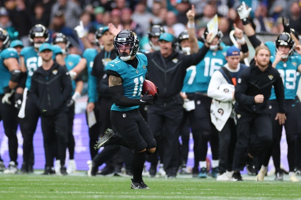 Parker Washington, receptor abierto de Jaguares de Jacksonville, realizó un regreso de patada de 96 yardas. Foto Ap