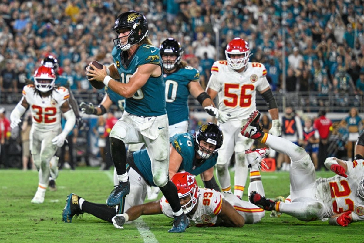 El mariscal de campo Trevor Lawrence se convirtió en la figura de los Jaguares de Jacksonville al anotar dos veces por la vía terrestre en la victoria 31-28 sobre los Jefes de Kansas City. Foto