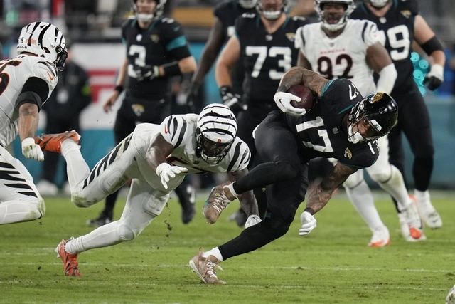 El tackle izquierdo Walker Little pisó el tobillo de Lawrence, provocando que se girara mientras se registraba una captura. Foto Ap
