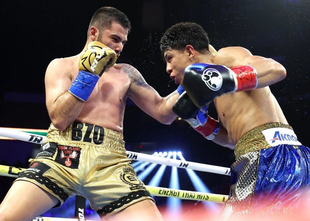En una dura pelea contra el canadiense Erik Bazinyan en Glendale, Arizona, el pugilista mexicano consiguió la victoria por la vía del nocaut en el décimo asalto. Foto tomada de X.