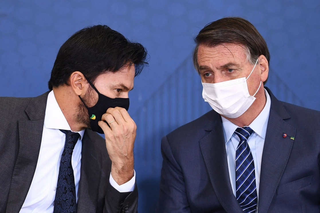 Jair Bolsonaro (derecha), presidente de Brasil y Fabio Faria, Ministro de Comunicaciones. Foto Afp