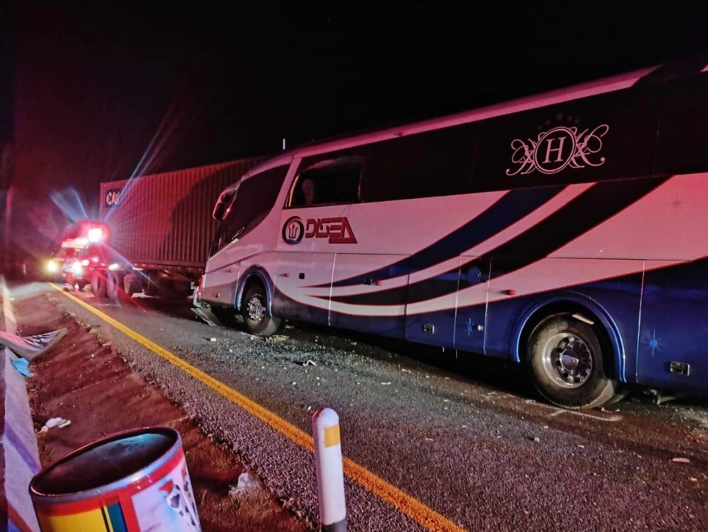 Distintas autoridades llegaron al lugar para rescatar al fallecido y a los lesionados, trasladando a 21 de ellos al municipio de Lagos de Moreno para su atención especializada. Foto La Jornada