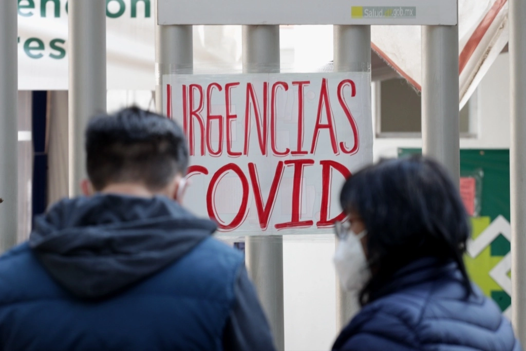 Personas esperan informes de sus pacientes internados en el Hospital General de Xoco, en el contexto de la fase del semáforo rojo por la pandemia de Covid-19, en la Ciudad de México. Foto Roberto García Ortiz