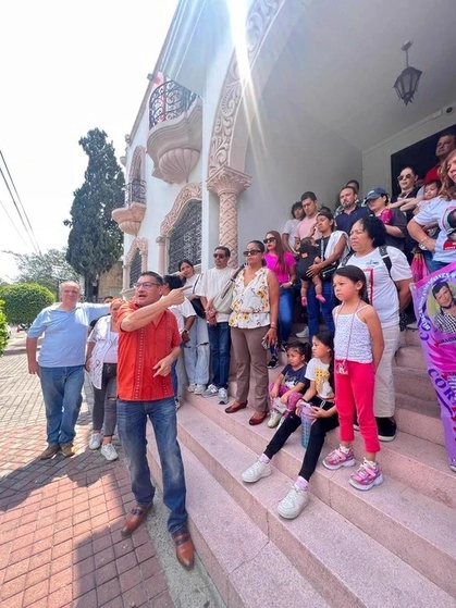 Ciudadanos frente a la sede del partido naranja en Jalisco. Foto Auténticos MC