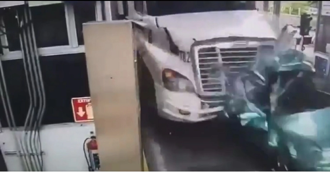 El conductor será procesado penalmente por el incidente. Foto tomada del video de la caseta