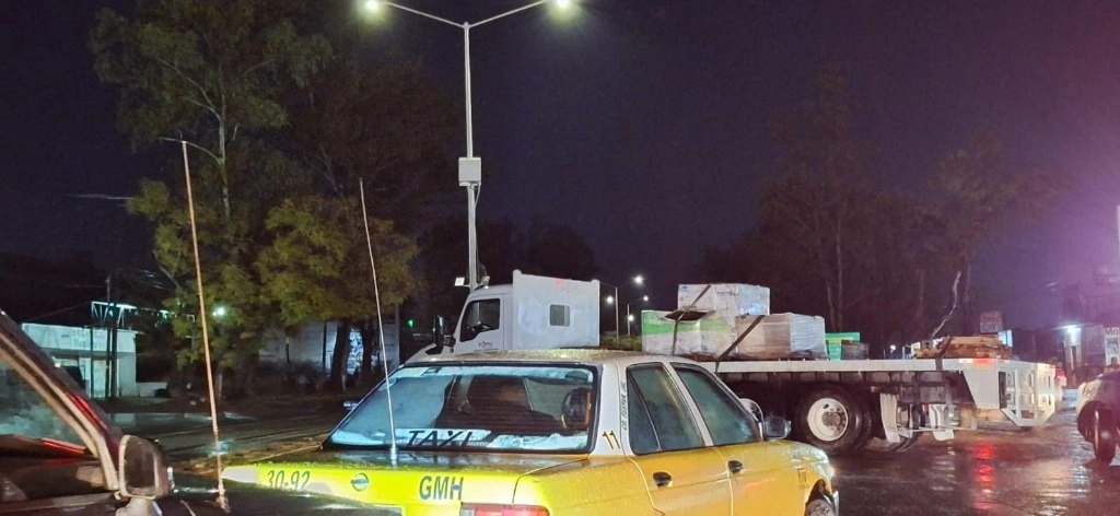 El alcalde de Ciudad Guzmán, Alejandro Barragán, precisó en redes sociales que el enfrentamiento y bloqueos en la zona sur del municipio, inició a las 19.30 horas. Foto tomada de X.