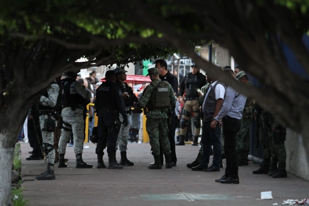 El agresor es un joven al parecer de unos 20 años y fue detenido cuando trataba de huir por la azotea del edificio, donde fue encontrado por policías de Guadalajara escondido. Foto: Arturo Campos Cedillo