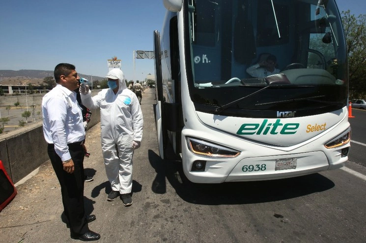 Filtro sanitario en transporte en la carretera Guadalajara-Colima. Foto Arturo Campos Cedillo/ archivo
