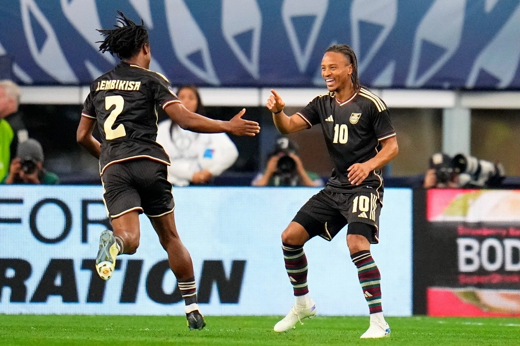Dexter Lembikisa (2) y Bobby Reid (10) de Jamaica celebran el gol de Lembikisa en la primera mitad de un partido de fútbol por el tercer lugar de la Liga de Naciones de la CONCACAF contra Panamá, el 24 de marzo de 2024, en Arlington, Texas. Foto Ap