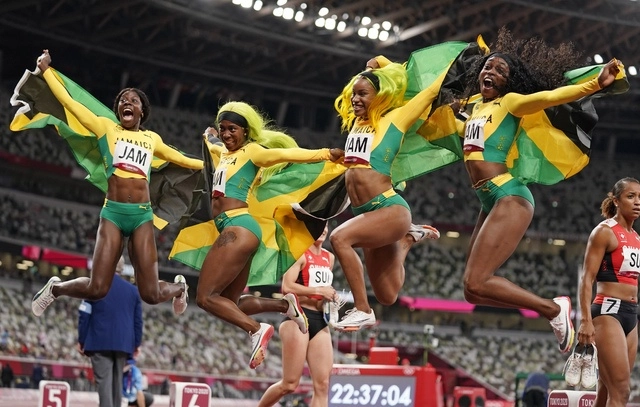 Shericka Jackson, Shelly-Ann Fraser-Pryce, Briana Williams y Elaine Thompson-Herah festejan su triunfo en la final de relevos 4x100 metros en Tokio 2020. Foto Ap