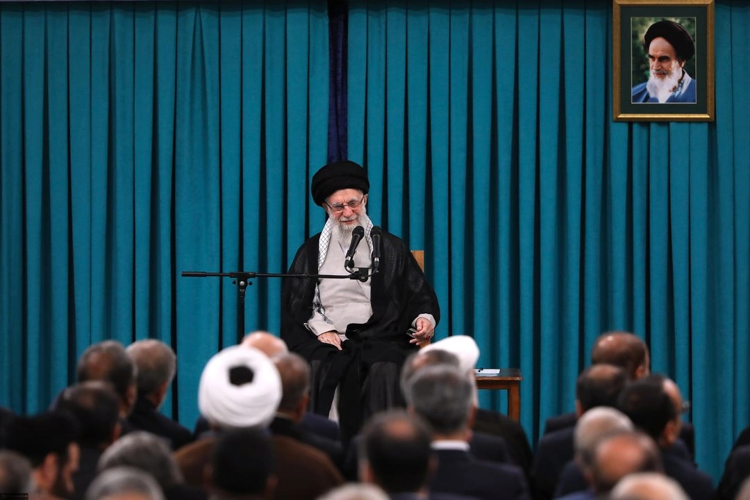 Jamenei, en un mensaje publicado en su cuenta oficial en la red X, vio "necesario" que Trump haya exagerado sus palabras, en su opinión, "porque cualquiera que las escuche se va a dar cuenta de que hay otra verdad tras ellas". "Como no consiguieron nada", ha asegurado el ayatolá, los estadunidenses "exageraron para ocultar la verdad y mantenerla en secreto". Foot 