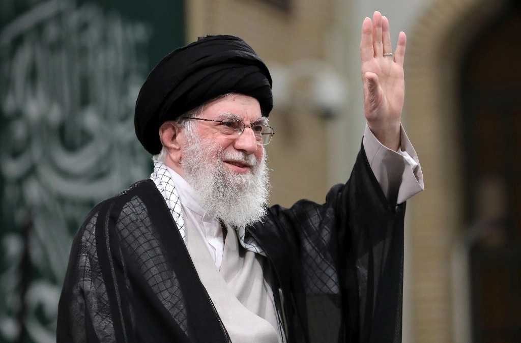 El líder supremo de Irán, el ayatolá Ali Jamenei, durante una reunión con estudiantes en Teherán, el 2 de noviembre de 2024. Foto Oficina del líder supremo iraní vía Ap