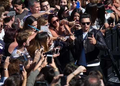 En imagen de archivo, James Franco atiende a sus seguidores en el festival de Cine de San Sebastián. Foto Afp
