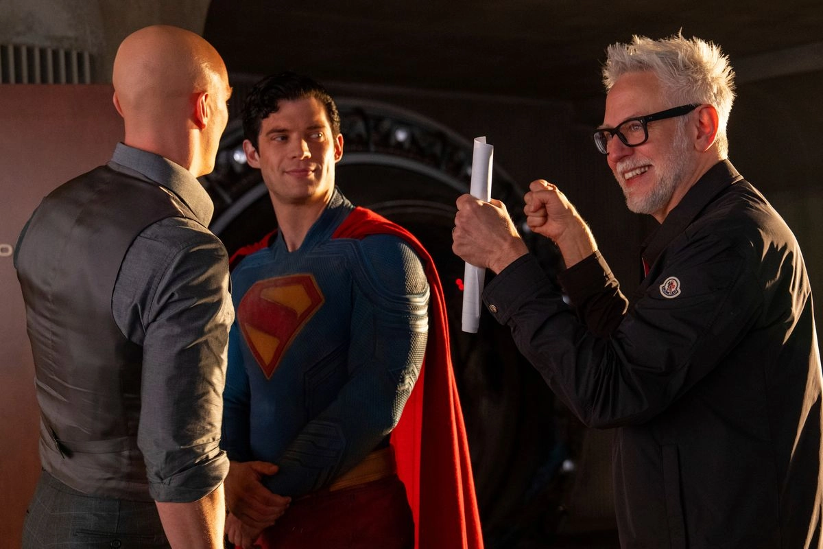 Nicholas Hoult (izquierda), David Corenswet (centro) y el director James Gunn en el set de 'Superman'. Foto 