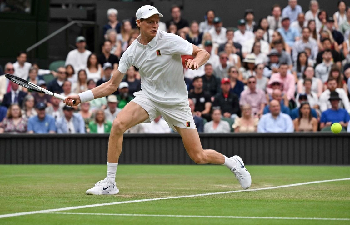 El italiano Jannik Sinner devuelve un golpe de derecha al español Pedro Martínez durante el partido de tercera ronda individual masculino de Wimbledon, en el All England Lawn Tennis and Croquet Club, al suroeste de Londres, el 5 de julio de 2025. Foto 