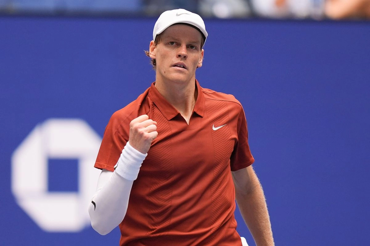 El italiano Jannik Sinner festeja al término del duelo ante el australiano Alexei Popyrin. Foto 