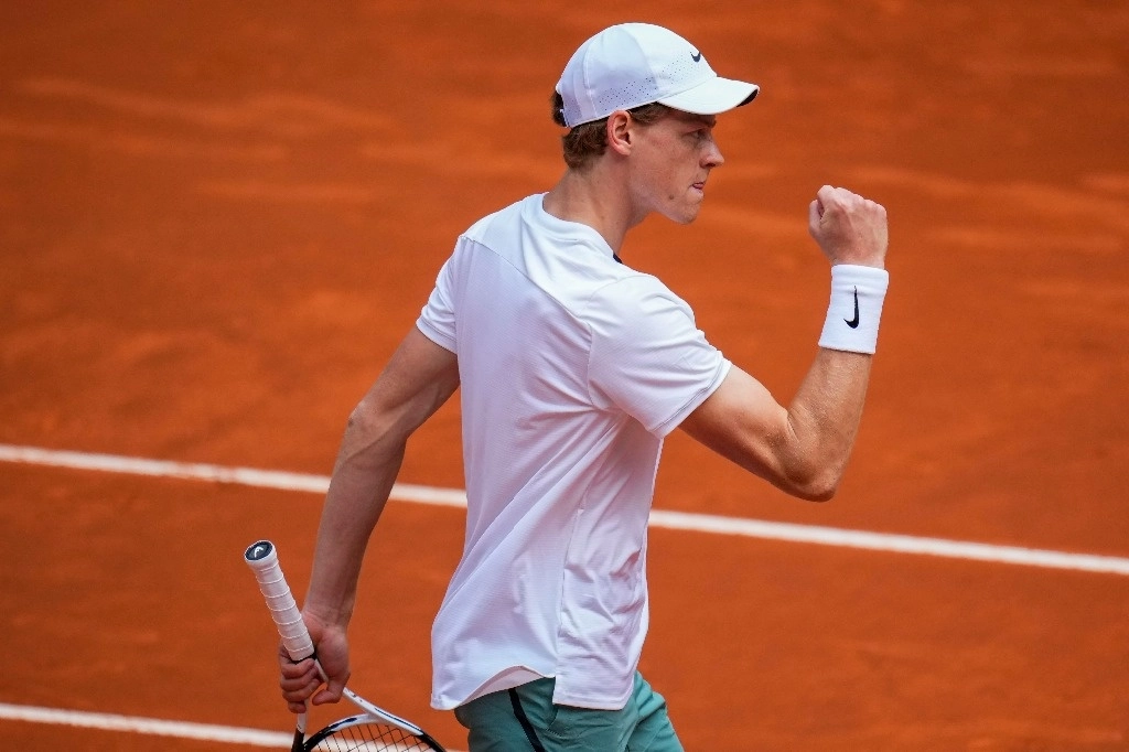 El número dos del mundo, Jannik Sinner, es baja en el Masters 1000 de Madrid por una "lesión en la cadera derecha", informó la organización. La imagen, del 30 de abril de 2024. Foto Ap