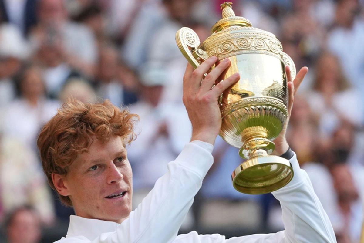 El tenista italiano Jannik Sinner celebra con el trofeo de Wimbledon. Foto 