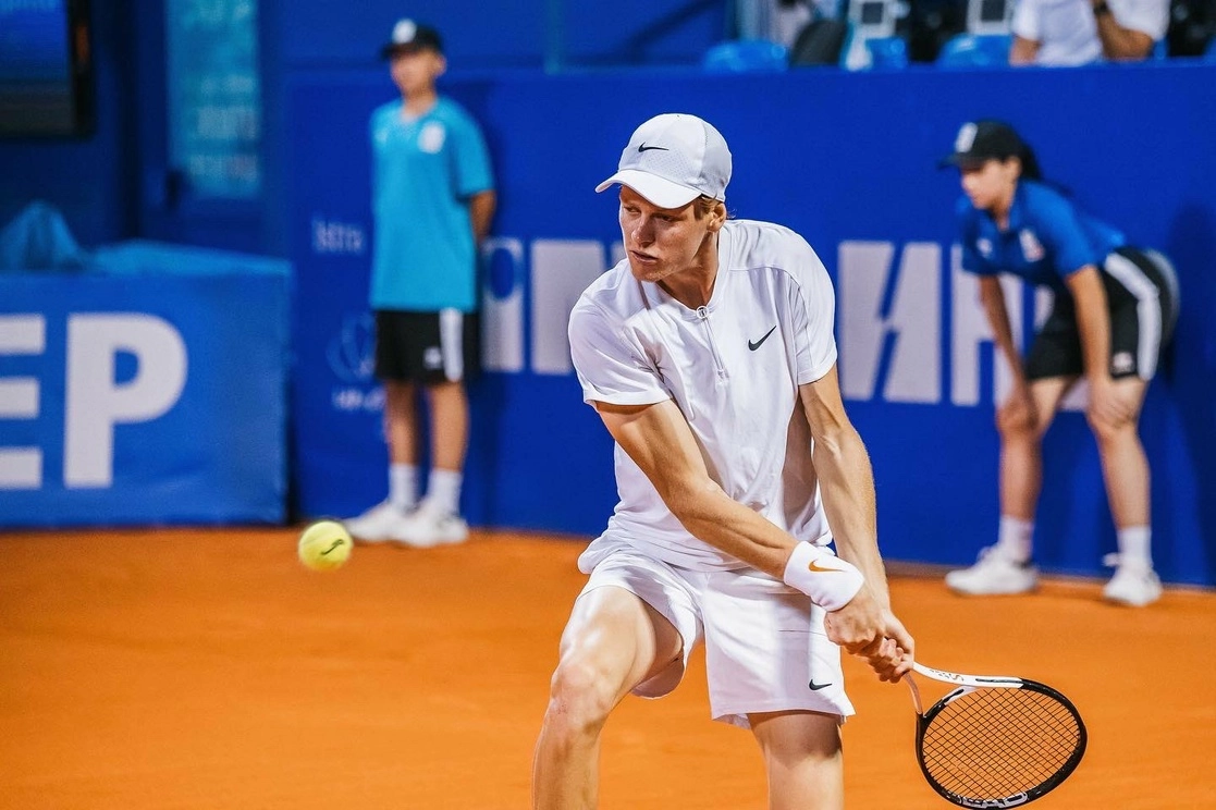 El italiano Jannik Sinner se coronó campeón del Abierto de Umag, en Ucrania, al vencer  6-7 (5), 6-1, 6-1 al español Carlos Alcaraz. Foto Tomada del Twitter @janniksin