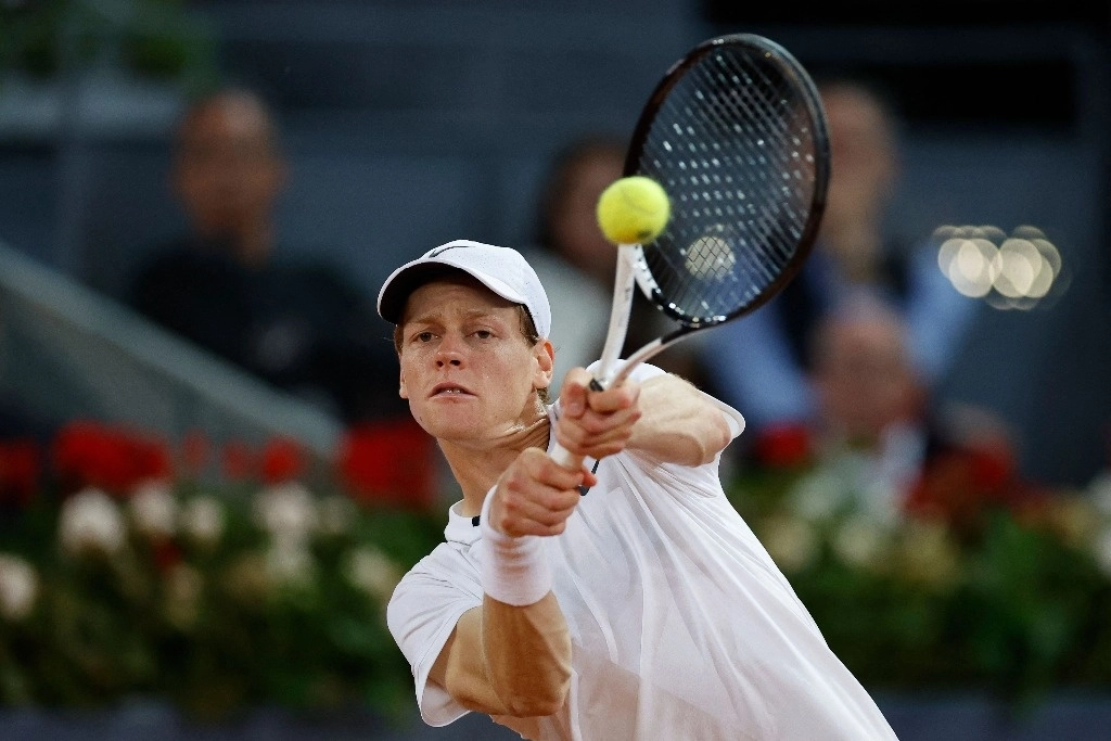 Jannik Sinner, número dos del mundo, se perderá el Masters 1000 de Roma por una lesión en la cadera; busca llegar recuperado a Roland Garros, segundo ‘Grand Slam’ del año. Foto Afp
