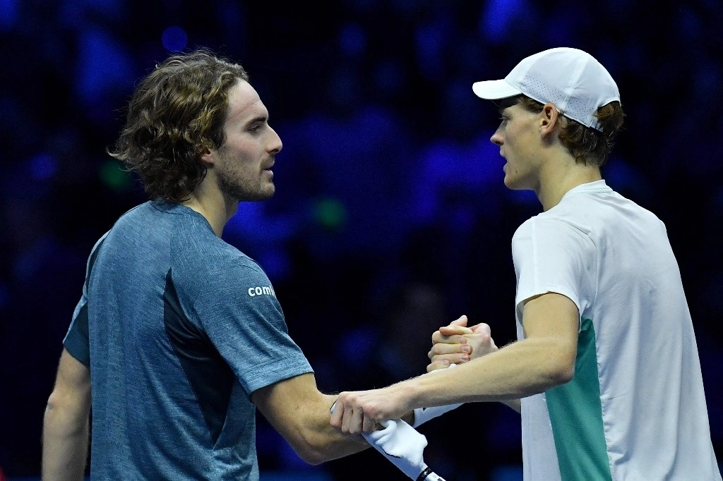 Stefanos Tsitsipas (izquierda) y Jannik Sinner, se enfrentaron en la primera jornada de Masters ATP. Foto Afp
