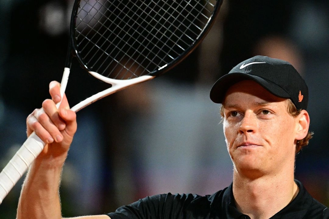 El italiano Jannik Sinner celebra su victoria durante su partido de semifinales individuales masculino contra el estadounidense Tommy Paul por el torneo de tenis ATP Roma Open en el Foro Itálico de Roma el 16 de mayo de 2025. Foto