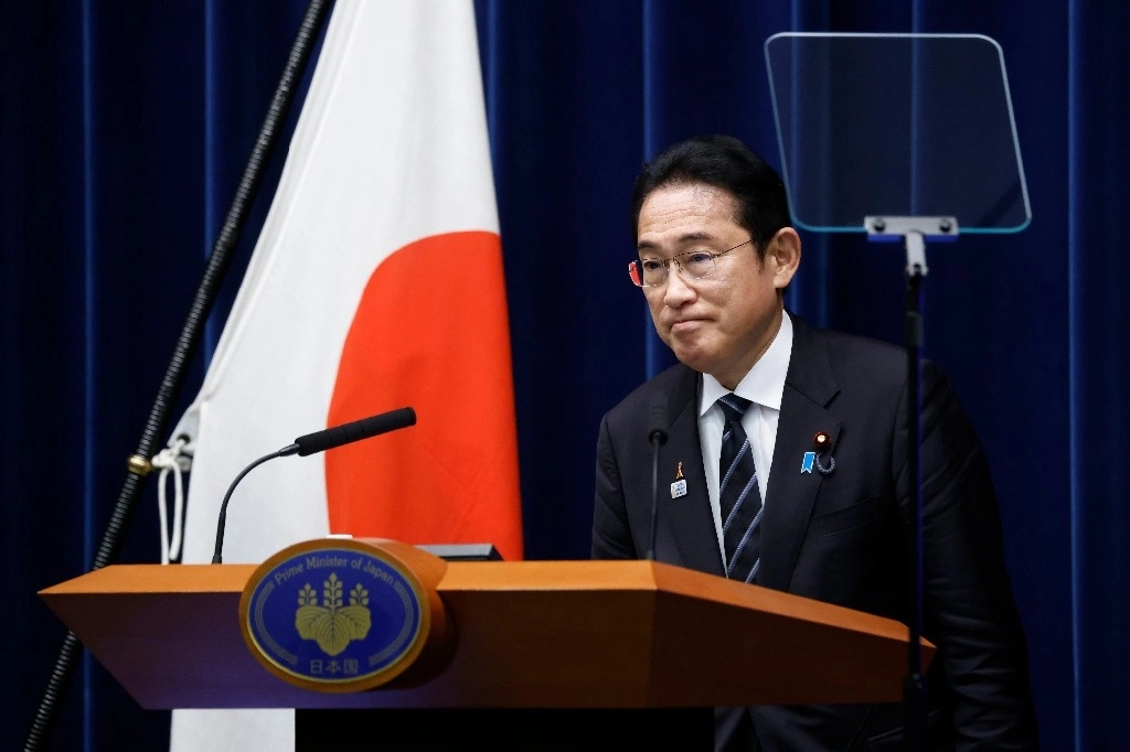 El primer ministro japonés, Fumio Kishida anunció un paquete de medidas para amortiguar la inflación. Foto Ap