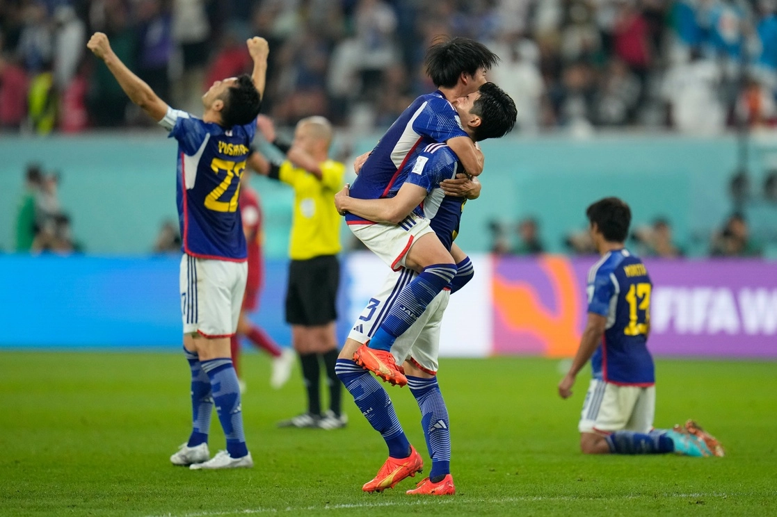 Japón celebra su victoria por 2-1 ante España, lo que le da el primer lugar del grupo E. Foto Ap