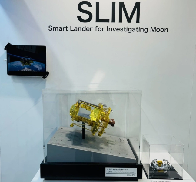 Modelo a escala de SLIM, la primera sonda inteligente japonesa. Imagen tomada de https://www.facebook.com/jaxa.en
