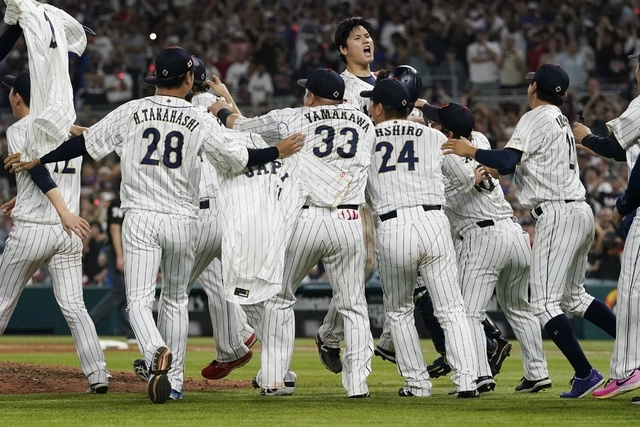 Beisbolistas japoneses festejan al término del juego. Foto Ap