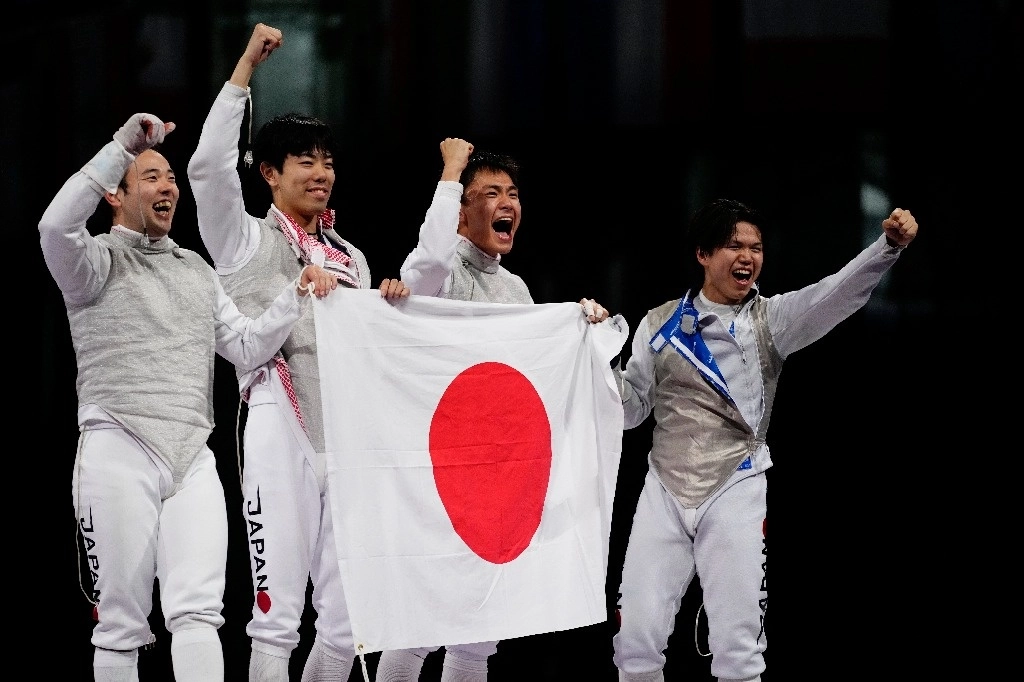 Kyosuke Matsuyama, Kazuki Iimura, Takahiro Shikine y Yudai Nagano conforman el equipo japonés ganador del oro olímpico en florete. Foto Ap