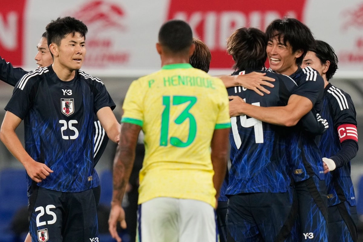 La selección japonesa celebra su triunfo de 3-2 ante su similar brasileña en partido amistoso rumbo al Mundial 2026, el 14 de octubre de 2025. Foto 