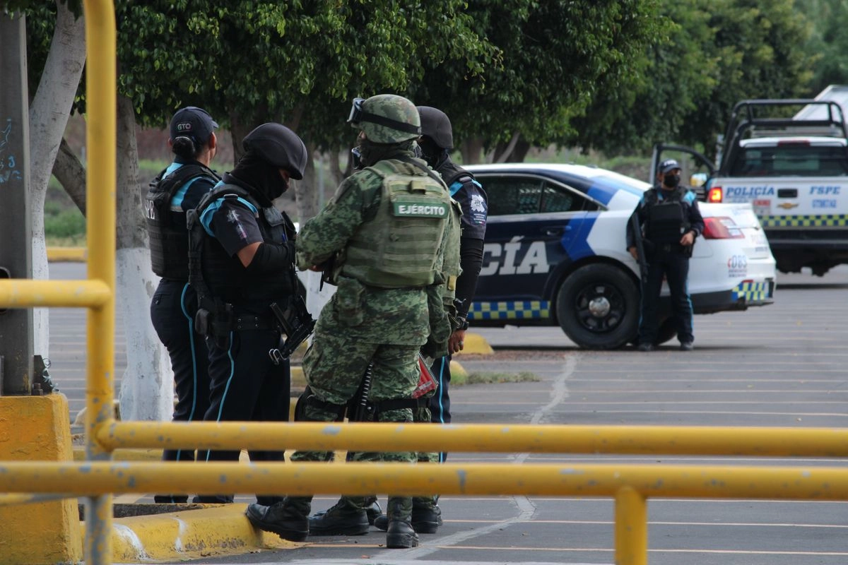 "Vivienda digna para los mexicanos", "el centro no está en venta. Nuestro barrio no es bodega", se lee en algunas de las cartulinas de los manifestantes. Foto 