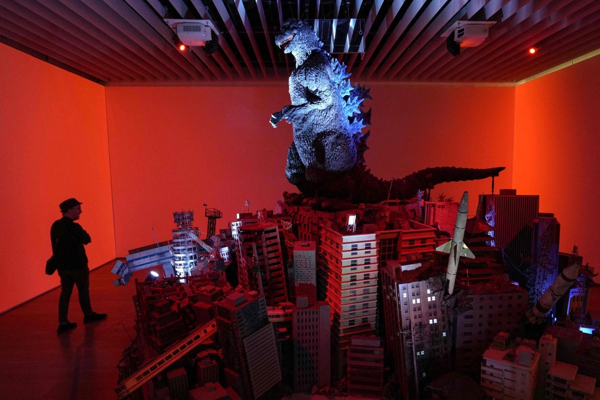 Esta foto, tomada el 26 de junio de 2025, muestra a un hombre visitando la exposición que conmemora el 70.º aniversario del nacimiento de Godzilla, titulada GODZILLA EL ARTE, en la Galería del Centro de Artes Mori de Tokio. Foto